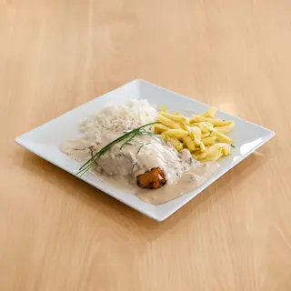 Cordon Blue De Pollo Con Patatas Fritas Y Salsa De Champiñones