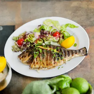 Dorada crocanta cu piure de malai si trufe cu usturoi