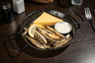 Hamsii prăjite, cu mămăliguță și mujdei