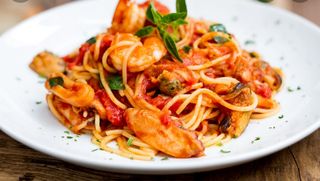 Camarão com Espaguete ao molho de tomate p/ 2 pessoas 