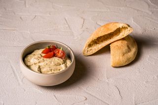 Salată de vinete cu roșii și pâine prăjită