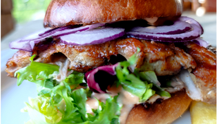 Żeberburger z frytkami