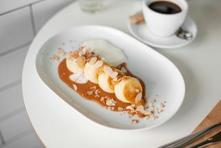 Сирники з карамеллю та мигдалевими пластівцями (200г)