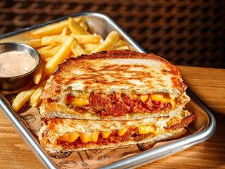 Texas Sausage sandwich cu cartofi pai și sos