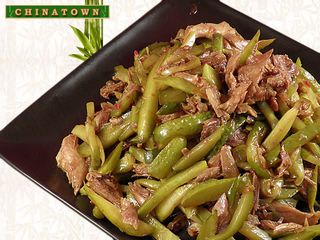 Салата люто пиле с мариновани краставици