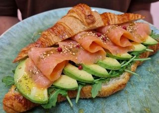 Croissant de Abacate e Salmão