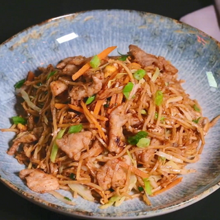 NOODLES CU CARNE DE PORC 360 GR