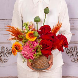 Aranjament cu trandafiri rosii si hortensie roz