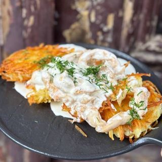  Hashbrown with chicken sauce/დრანიკები ქატმის სოუსით 