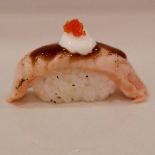 Nigiri Fusión De Salmón (1 Pz.)