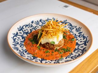 Біфштекс з рожевим соусом з каперсами, картоплею пюре та хрусткою пай (240г)