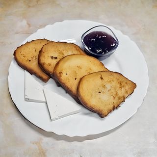 Пържени филийки със сладко и сирене