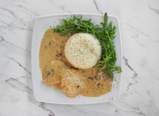 Svinjska pisanica u slanini sa umakom od piva