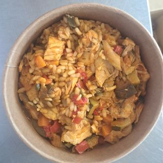 Arroz  con verduras.  pollo y curry