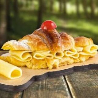 Croissant com Fatias de Queijo