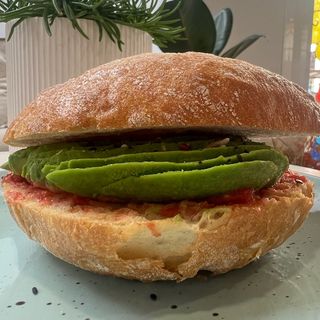 Bocadillo con tomate y aguacate 