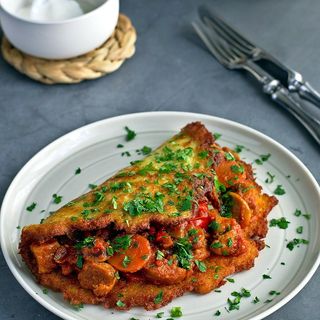 Placki po węgiersku z gulaszem i śmietaną