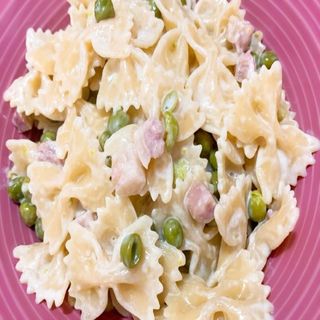 Farfalle panna, prosciutto e piselli
