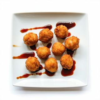 Bolitas De Pollo Fritos Con Salsa Picante (8 Uds.)