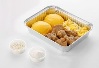 Mămăligă cu scrob, brânză, smântână și tocană de porc