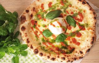 Pizza Pesto Pomodoro con Burrata