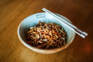 Udon nudle sa morskim plodovima