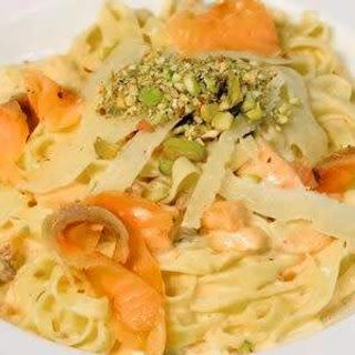 Tagliatelle cu somon și fistic