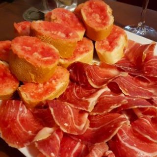 Tabla de jamón con tomate.