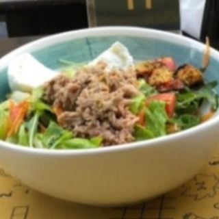 Insalata con tonno e pomodori secchi