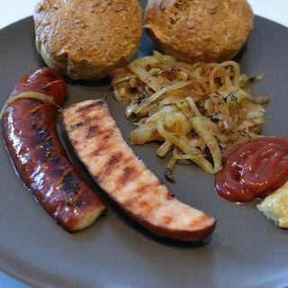Kiełbasa smażona z cebulką