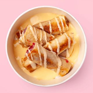 Млинці з вишнею та соусом на вибір