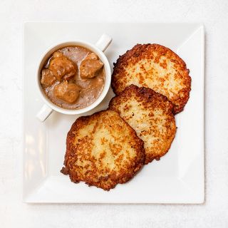 Placki ziemniaczane z sosem gulaszowym