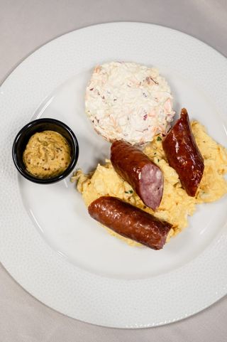Grilovana kobasica sa kajganom i coleslaw salatom