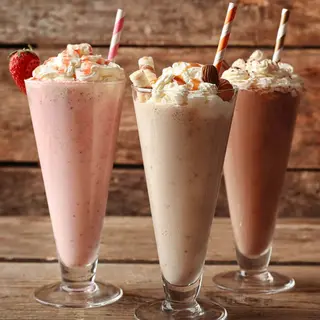 BANANA AND VANILLA MILKSHAKE