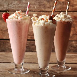 BANANA AND VANILLA MILKSHAKE