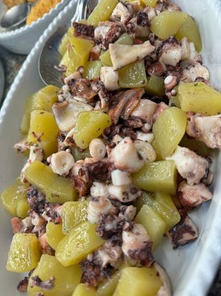Insalata di polpi con patate  1 porzione 200 g