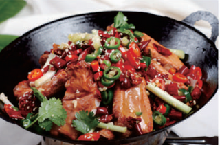 68 Costine di maiale in salsa piccante nella pentola calda