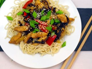 Kurczak z grzybami i kiełkami