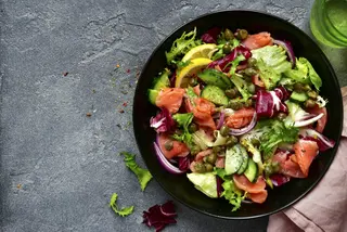 Salata sa dimljenim lososom 300g