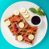 Вафли Бельгийские с клубникой, бананом и шоколадным соусом	