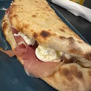 Ripiena con crudo e mozzarella