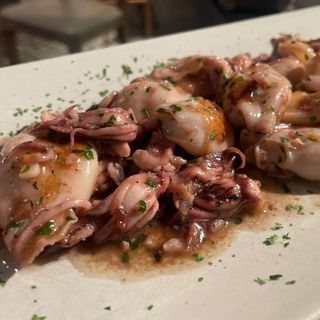 Calamarcitos al ajillo con tomatitos cherry