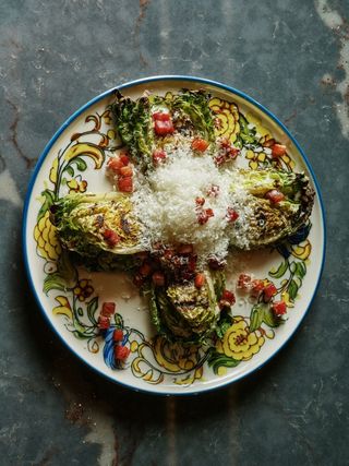 Cogollos Cesar braseados con queso Peccorino Romano