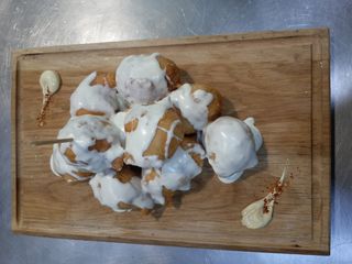 Domaći uštipci preliveni kajmakom