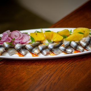 Тюлька слабосолона з маринованою цибулею