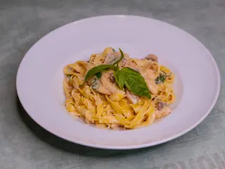 Домашня локшина у вершковому соусі (300g)