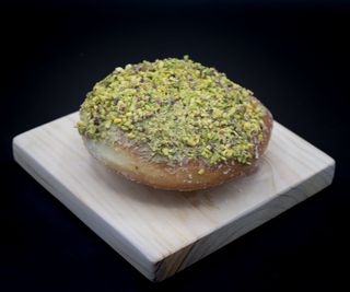 Bombolone con crema di pistacchio