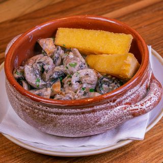 Ciulama de ciuperci cu mamaliga prajita