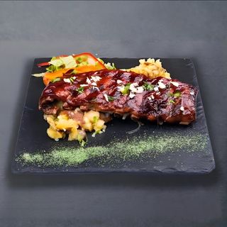 Coaste de porc caramelizate la cuptor și cartofi zdrobiţi