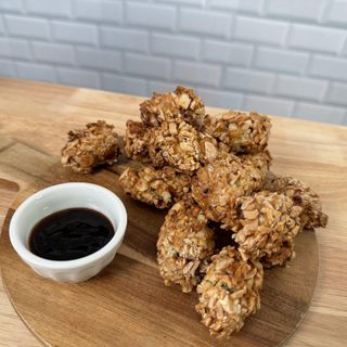 Tiras de pollo rebozadas con almendras en ración